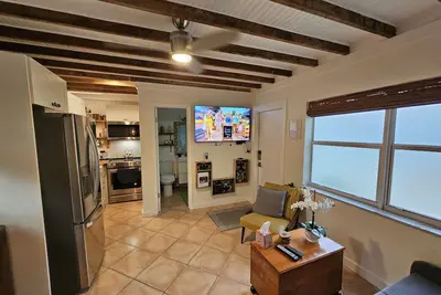 Bamboo Cottage: Tropical Vibe Beach-style Cottage
