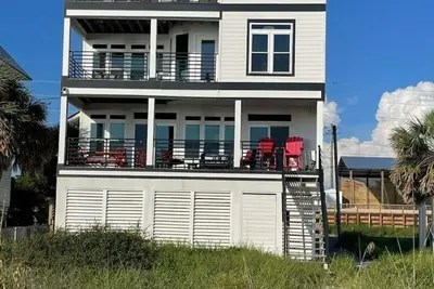 Image de Fabuleuse maison moderne face à la plage avec vue imprenable sur le coucher du soleil et équipements à gogo!