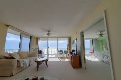 Image de Oceanfront End Unit Luxury Condominium