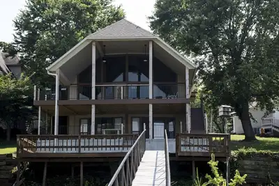 Image de Belle maison de cinq chambres avec une «vue grandiose» sur le lac «nouvellement inscrit»