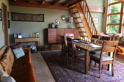 Image de Vue décontractée élégante Accueil parfait pour relocaliser la famille ou un séjour de vacances.