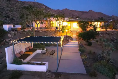 Image de Vues magnifiques, 5 acres, peut accueillir jusqu'à 8, bain à remous, WiFi, 5 min pour se garer!