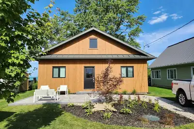 Image de Lakefront Cottage avec plage privée, dans la magnifique Grand Bend