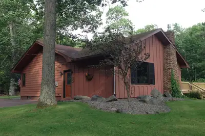 Image de Évadez-vous dans les Northwoods dans cette pittoresque maison de Sand Lake