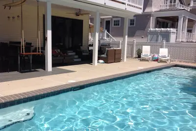 Image de Parfait Beach Block Home avec piscine incroyable et zone de divertissement en plein air