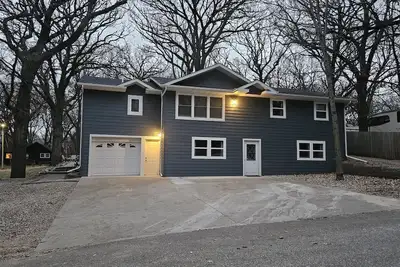 Image de Heart Of Arnold's Park près du lac West. La famille et les amis peuvent accueillir 21 personnes confortablement