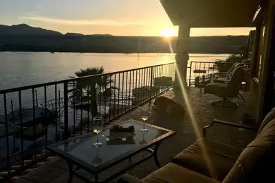 Image de Bord de la rivière avec pelouse, jet ski dock et quai de bateau. Vues et couchers de soleil!