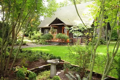Image de Cabin Gated Connexion dans les magazines nationaux w \/ bain à remous et de beaux jardins.