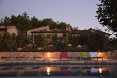 Image de Appart 2 ch + 1 sous toit ds ferme magnifiquement restaurée avec piscine et spa
