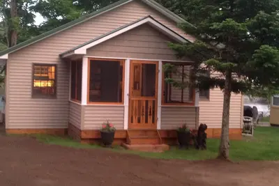 Image de Lakewood Haven - un chalet Adirondack récemment rénové.