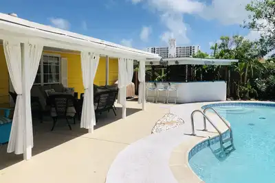 Image de Maison rénovée, oasis privée, maison de vacances, piscine, bar Tiki à quelques pas de la plage