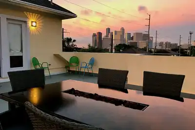 Superbe vue sur les toits, spacieuse maison de ville moderne de 2 étages au cœur de la ville