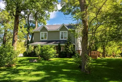 Image de Cottage unique de 6 chambres sur 10 acres de terrain, à 2 minutes des pistes de ski, bain à remous extérieur!