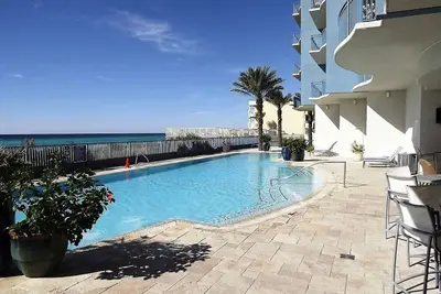 Image de Ouvertures En Aout! Sterling Breeze 801 Condo 3 chambres / 3 salles de bain comprend des chaises de plage