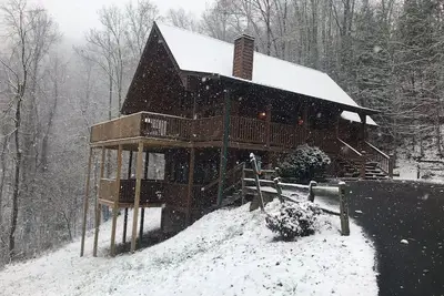 Image de Bear's Den Lodge} Très privé - Superbes vues! - Superbe chambre avec lits superposés et bain à remous -
