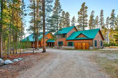 Image de Grande maison en bois sur mesure sur la rivière Co avec plage privée, vue sur la montagne, 2, 5 acres