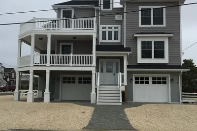 Image de Nouvelle Construction avec Decks Galore pour Sunset Views!