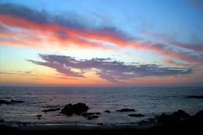 Image de Oceanfront: Étape à la plage de votre véranda!