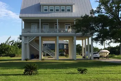 Image de Belle maison de deux étages sur l'eau avec jetée privée de 150 pieds!