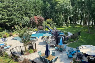 Image de Domaine riverain avec magnifique piscine, jetée, 3 acres de divertissement!