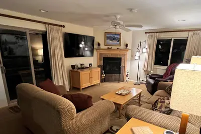 Image de Luxe Slopeside Ski en Ski out Condo dans le cœur de tout