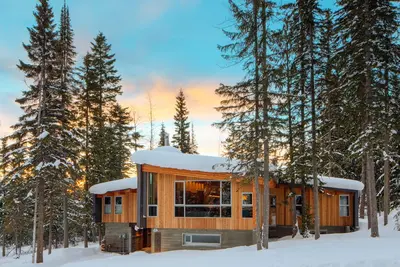 Image de Un ski-in Ski-out est vrai, d'une famille d'accueil Genre
