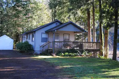 Image de Cabine de la rivière dans les bois