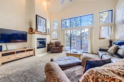 Image de 1 pâté de maisons du centre-ville, près de l'ascenseur, bain à remous privé, wifi gratuit.