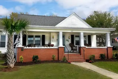 Image de Bord de l'eau Cottage avec quai sur Taylor's Creek - Courte promenade du centre-ville de Beaufort