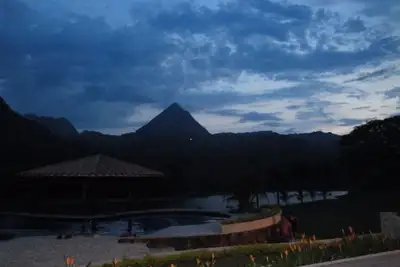 Image de Belle maison de lac à l'extérieur de Medellin en Colombie (55 kilomètres)