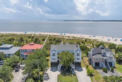 Image de Rare 6 chambres, 4 salles de bain Oceanfront avec accès à 3 piscines, bain à remous et plus!