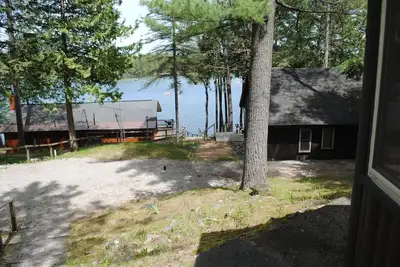Image de Bord de l'eau Bellaire Style Cabins 20 min de Downtown Traverse City - Cabine # 4