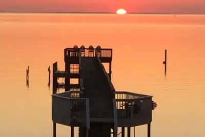 Image de Magnifique étourdissement avant avec jetée privée de 2 étages de 275 pi
