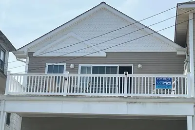 Image de Condo spacieux au dernier étage à 2 pâtés de maisons de la promenade et de la plage