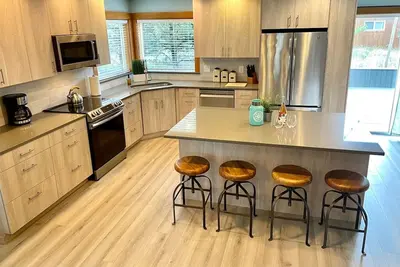 Image de 1 pâté de maisons de la plage à Kiwanda Shores, pour 14 personnes, animaux acceptés, grande terrasse, salle de jeux