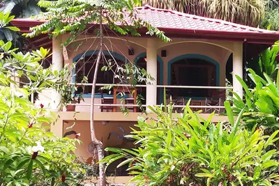 Image de Location en bord de mer Ă Beach House Incognito