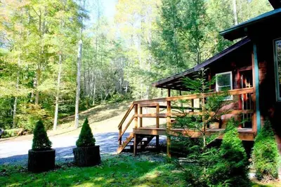 Image de Wolfcreek Cabin / calme et romantique / Hot Tub / superficie en lisière de forêt nationale