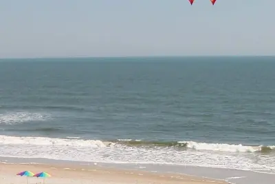 Image de Condo en bord de mer avec belle vue. Dernier étage, ascenseur, accès facile à la plage