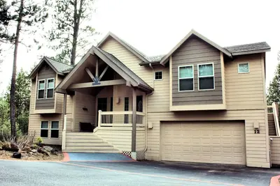 Image de Belle maison bien aménagée de 3000 pieds carrés, joliment décorée. Peut accueillir jusqu'à 14!