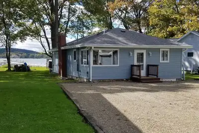 Image de Lakefront Bemus Point Cottage. A \/ C, 200ft + Dock moderne. Famille, pêche et Fun!