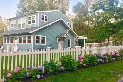 Image de Cottage restauré dans la rue de la plage ~ 5 Br \/ 3 Ba
