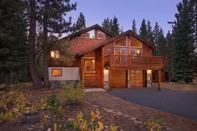 Image de Superbe location de luxe de 7 chambres à Tahoe Donner avec bain à remous, immense terrasse, soleil et amusement!