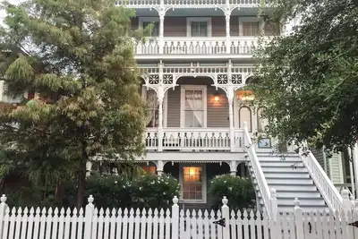 Image de La maison historique magnifiquement rénovée peut accueillir 16 personnes. Marchez jusqu'à Strand, restaurants!