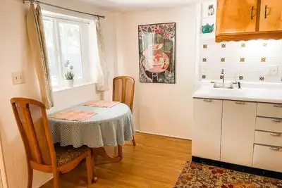 Image de Cosy Downtown Cottage w Stationnement