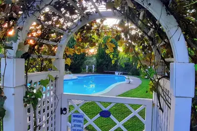 Image de Monet HoneymoonSuite Elégant Lrg 2rm w / balcon dans villa / Mountn ~ vue pâturage-piscine