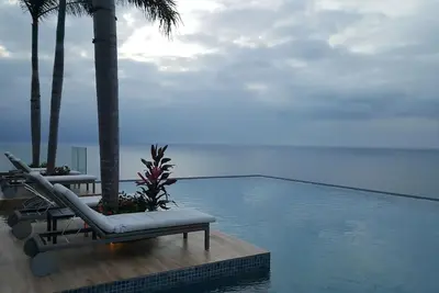 Image de Luxe, face à la mer, plage de Sayan, unité de coin avec 3 chambres à coucher et vues spectaculaires!