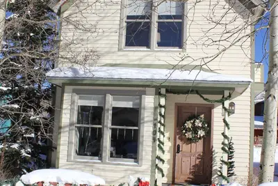 Image de Chalet du centre-ville, 2 pâtés de maisons de la rue Main! Quartier historique. 3 chambres, 8 couchages