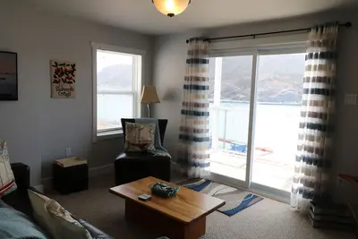 Ocean Front Cottage, construit dans la falaise, surplombant St. John's Harbour
