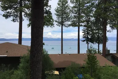 Image de Condo confortable avec vue sur le lac