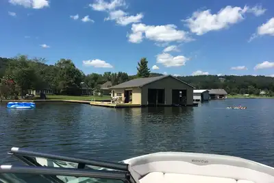 Image de Breezeway Bay Waterfront Cabin avec nouvelle remise Ă bateaux \/ Beaucoup de stationnement
